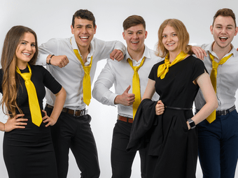 Die stolzen Lehrabgänger: Ilza Bekiri, Samuel Zehnder, Dominic Werner, Stefanie Bruder und Samuel Bickel (v.l.n.r.) Lehrabgänger der Schaffhauser Kantonalbank 2019