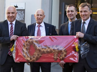 Roger Küpfer, neuer Leiter der Filiale Stein am Rhein mit Martin Vogel, Vorsitzender der Geschäftsleitung Schaffhauser Kantonalbank, Roberto Zimmermann, Leiter Privatkundengeschäft und Urs Metzger, bisheriger Filialleiter (v.l.n.r.) Schlüsselübergabe in Stein am Rhein Filiale Schaffhauser Kantonalbank